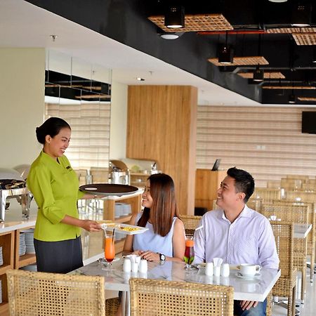 Whiz Prime Hotel Basuki Rahmat Malang Extérieur photo