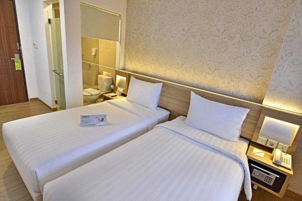 Whiz Prime Hotel Basuki Rahmat Malang Extérieur photo