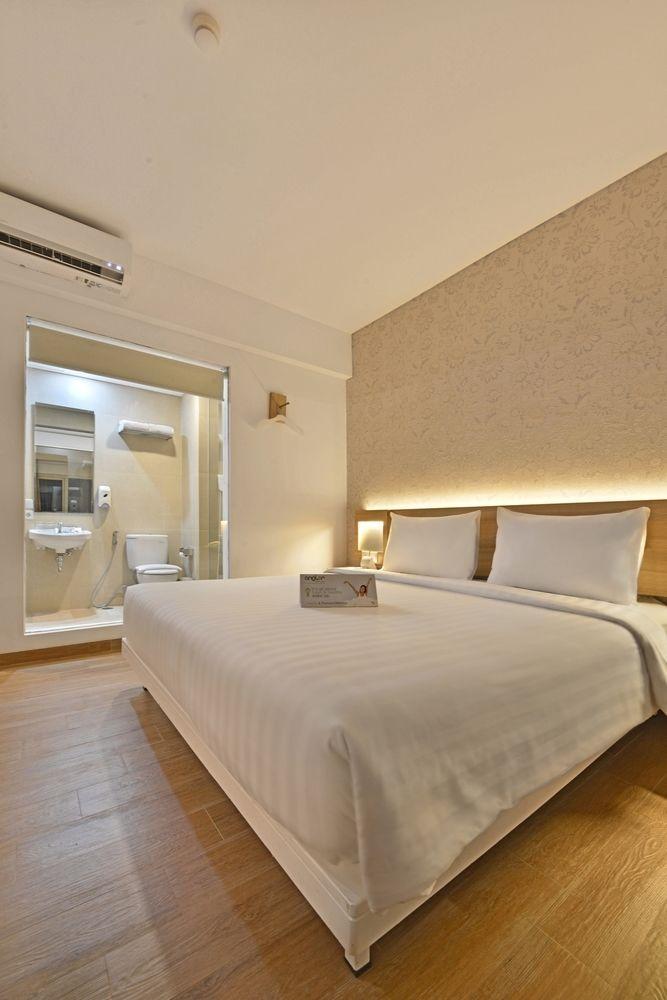 Whiz Prime Hotel Basuki Rahmat Malang Extérieur photo
