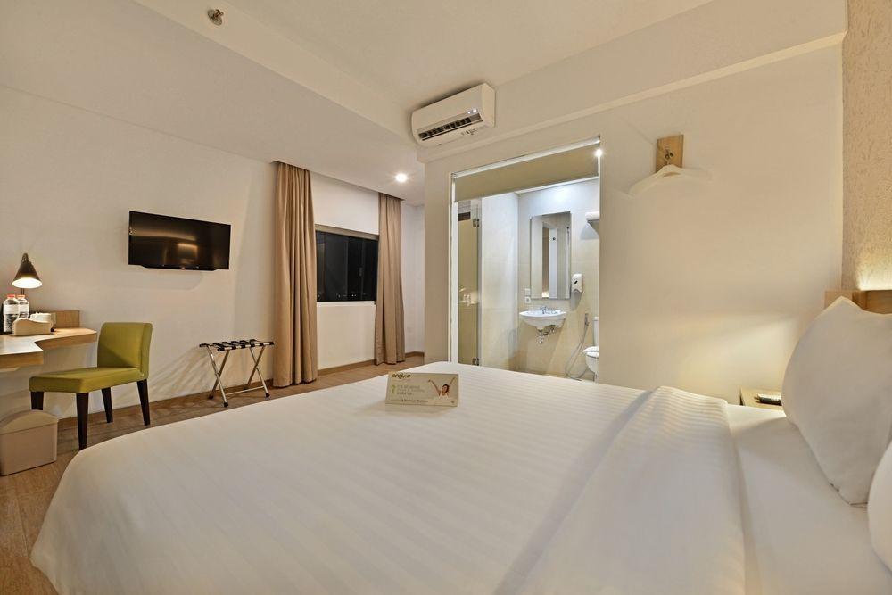 Whiz Prime Hotel Basuki Rahmat Malang Extérieur photo