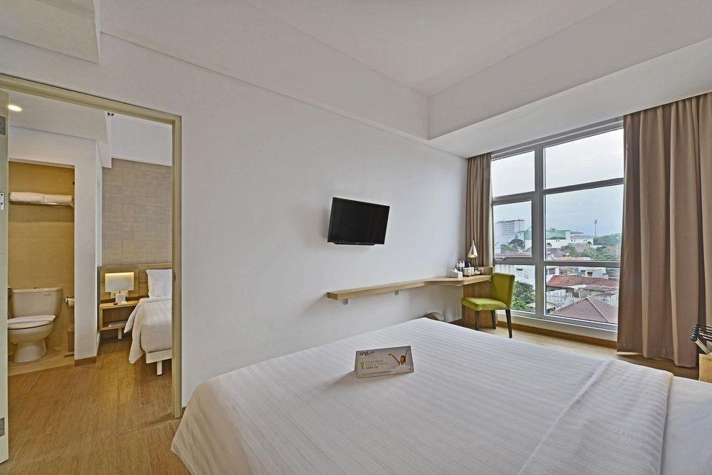 Whiz Prime Hotel Basuki Rahmat Malang Extérieur photo